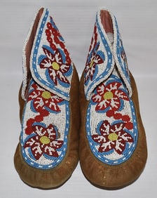 PAIR AMERICAN INDIAN BEADED DEERSKIN MOCCASINS, 20TH C.