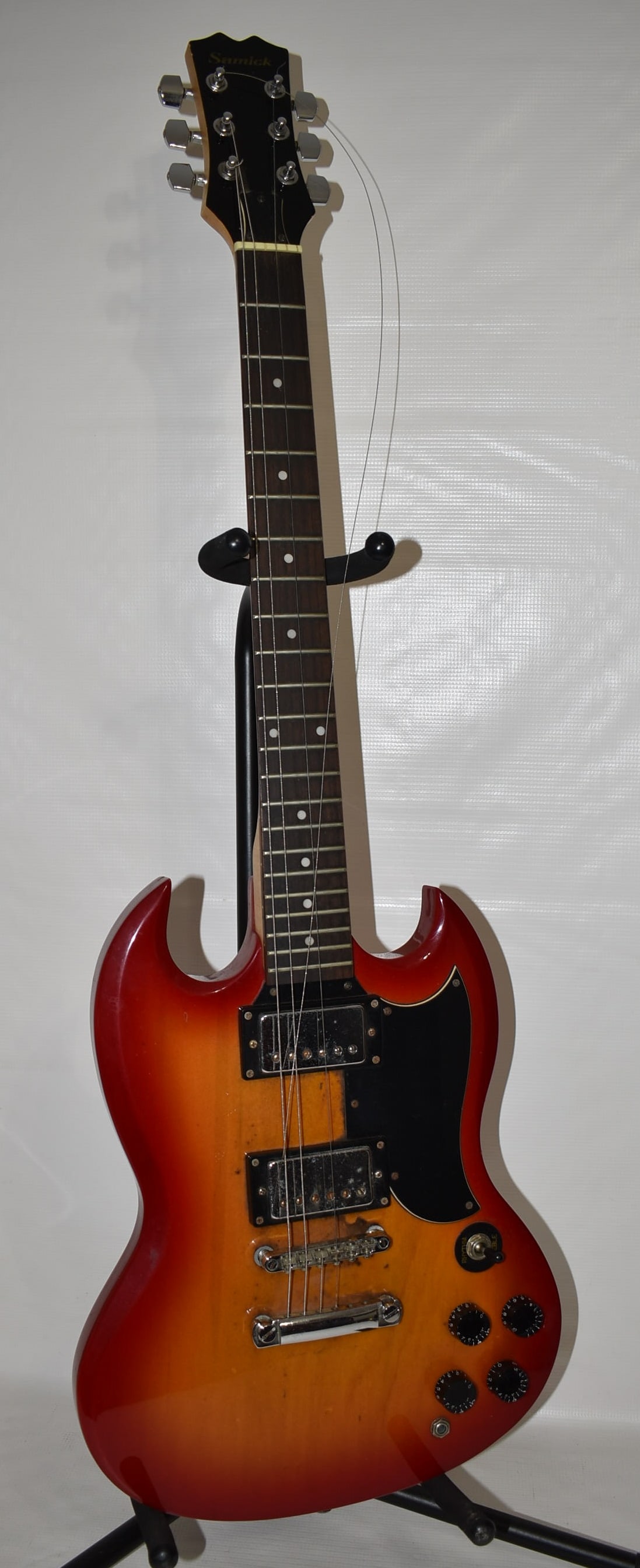 SAMICK ELECTRIC GUITAR, C. 1970/80 (1 of 11)