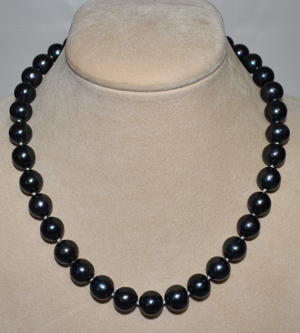 ART DECO CULTURED BLACK PEARL STRAND W/14KT YG CLASP: ART DECO CULTURED BLACK PEARL STRAND W/14KT YELLOW GOLD CLASP, C. 1950, L. 18"