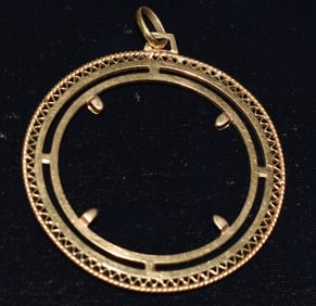 DECO 14KT YELLOW GOLD COIN BEZEL, C. 1960, W. 7.7 DWT
