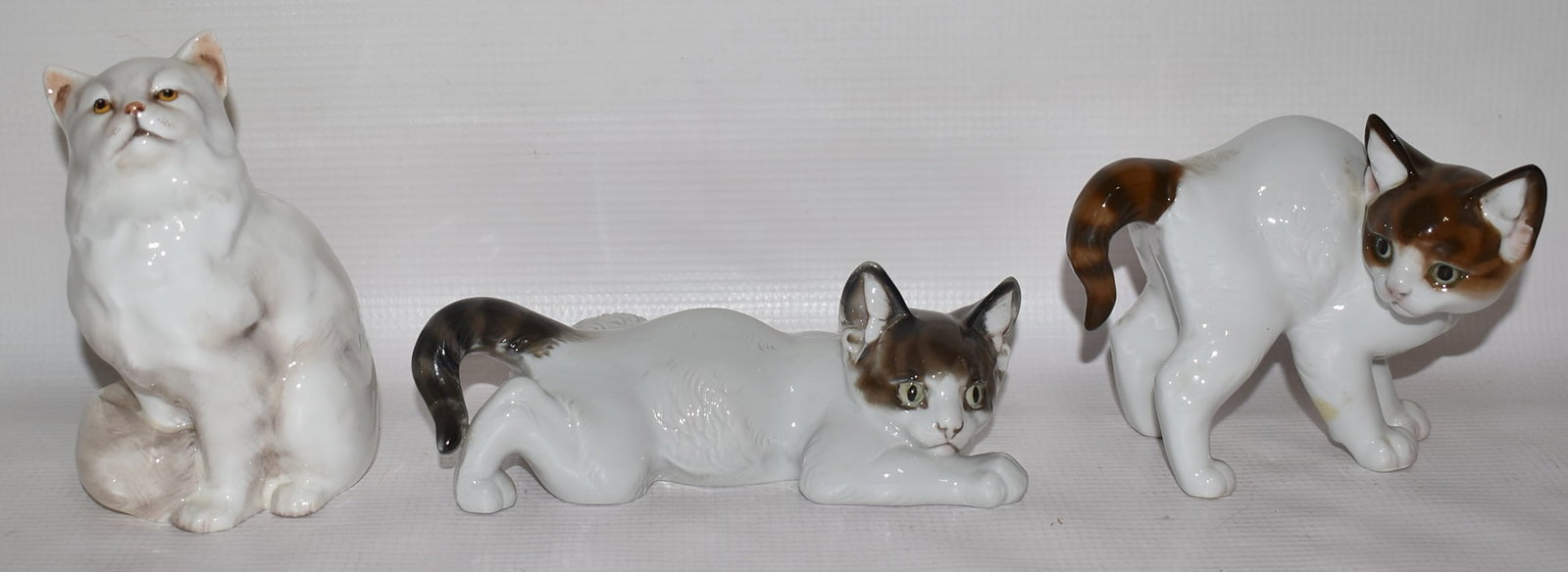 LOT (3) ROSENTHAL & DOULTON PORCELAIN CATS, 20TH C.: LOT (3) ROSENTHAL & DOULTON PORCELAIN CATS, 20TH C., H. 4 1/2"