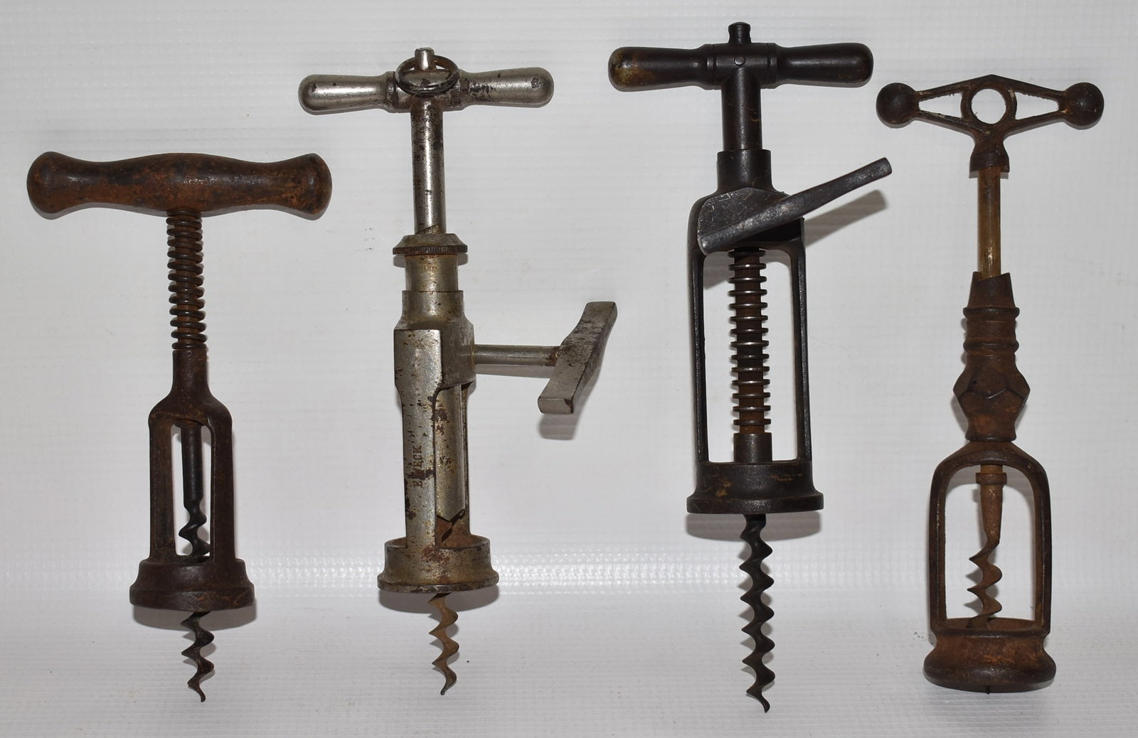 LOT (4) VINTAGE ADJUSTABLE WINE BOTTLE CORK SCREWS: LOT (4) VINTAGE ADJUSTABLE WINE BOTTLE CORK SCREWS, 19/20TH C., H. TALLEST 7 3/4"