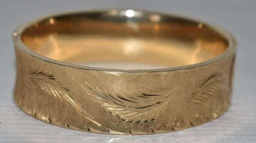 14KT YW GOLD BANGLE BRACELET W/DIAMOND CUT FERN LEAVES