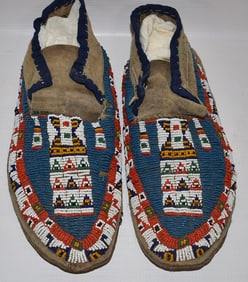 PAIR AMERICAN INDIAN BEADED DEERSKIN MOCCASINS, 20TH C.