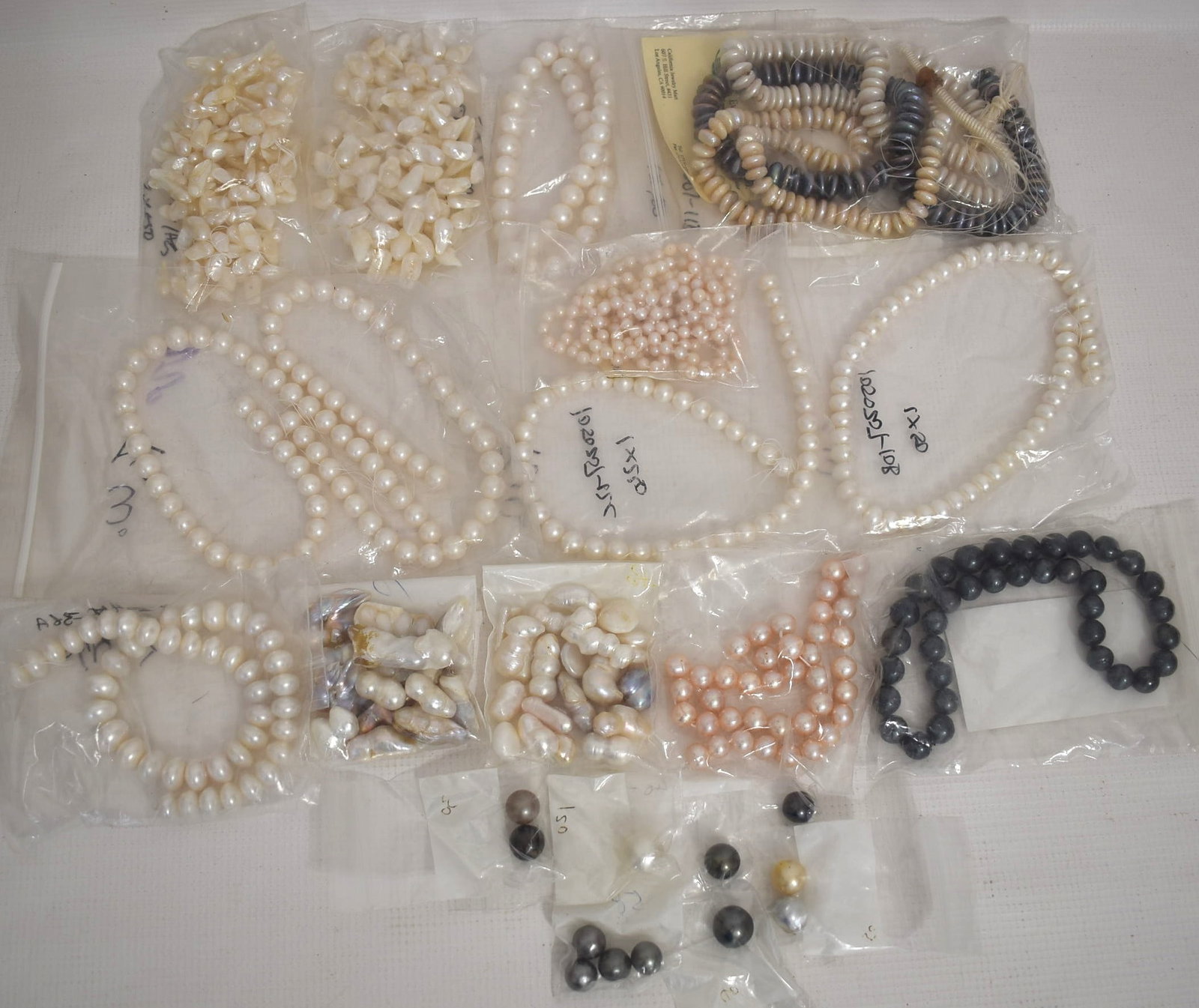 LOT ASSORTED CULTURED PEARL NECKLACES/STRANDS, 20TH C.: LARGE LOT ASSORTED CULTURED PEARL NECKLACES/STRANDS, 20TH C.