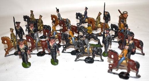 BOX LOT ASSORTED LEAD SOLDIERS, C. 1910/20