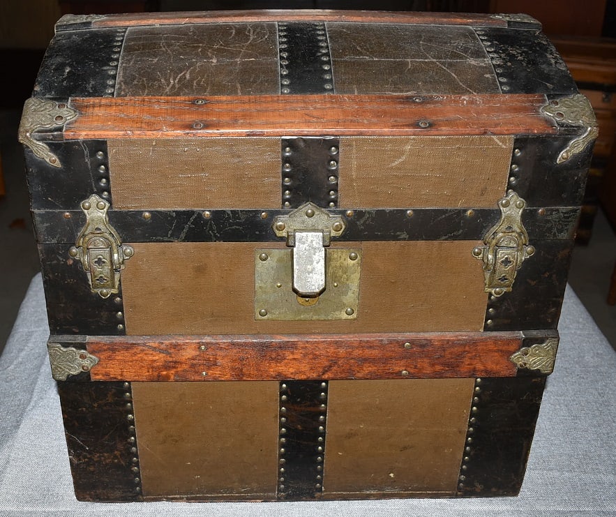 VICT. STEAMER 1/2 TRUNK, 19TH C., H. 20" W. 21" D. 18": VICTORIAN STEAMER 1/2 TRUNK, 19TH C., H. 20", W. 21", D. 18"