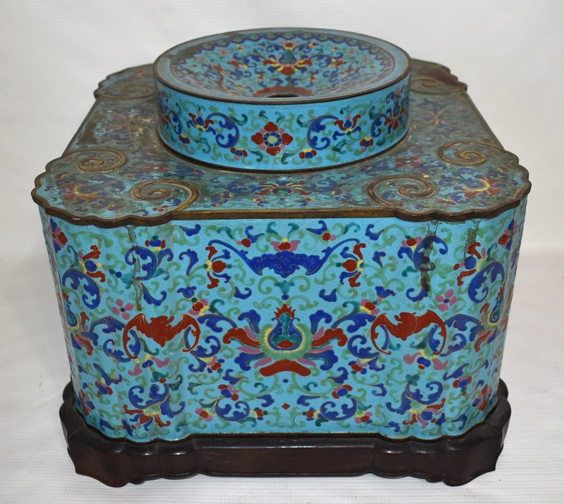 CHINESE CLOISONNE SCHOLARS CUSPIDOR, 18/19TH C.: CHINESE CLOISONNE SCHOLARS CUSPIDOR, 18/19TH C., H. 10", 12" X 12"