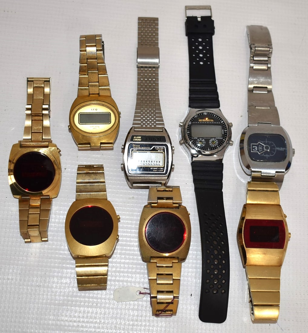 LOT (8) VINTAGE MEN'S DIGITAL QUARTZ WRISTWATCHES (1 of 12)