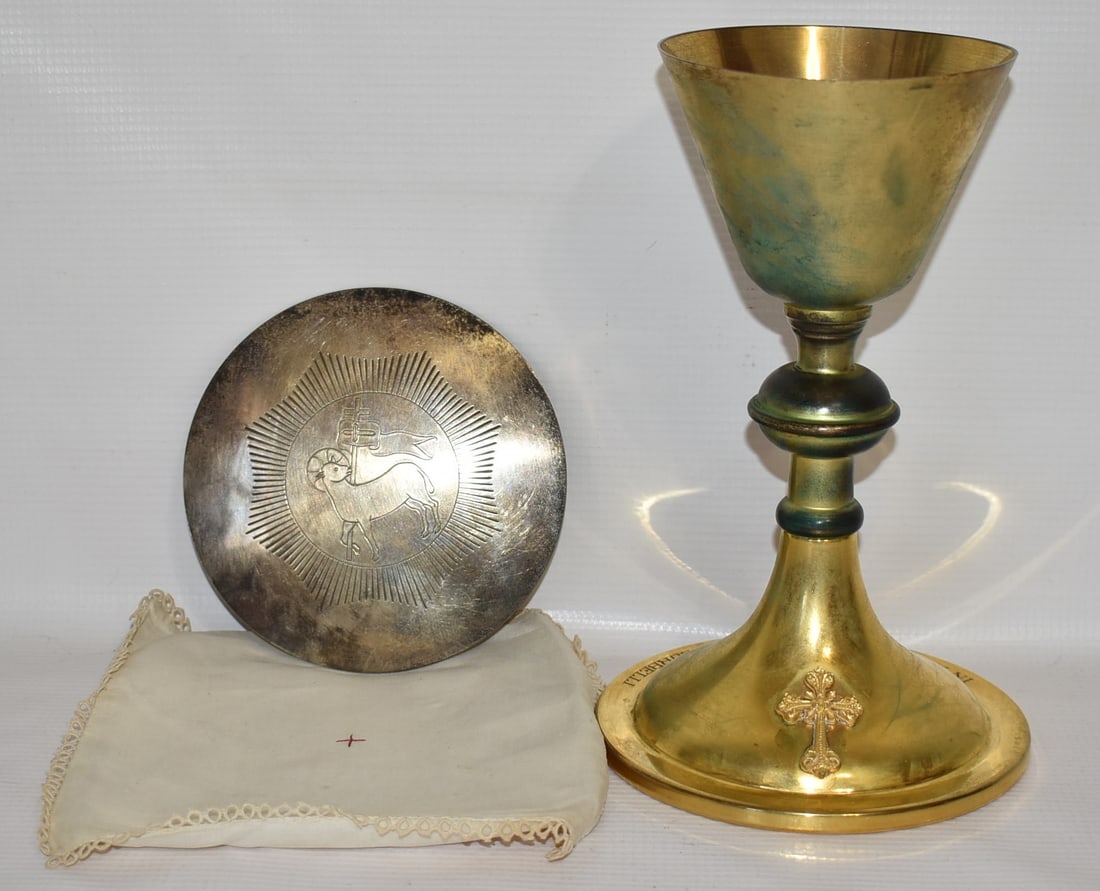 PRESENTATION CHALICE W/STERLING HOST UNDERPLATE: PRESENTATION CHALICE W/STERLING HOST UNDERPLATE, C. 1960'S, H. 8", W. 3.7 OZ.