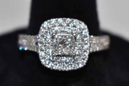 VERA WANG 14KT WHITE GOLD/DIAMOND RING W/APPROX. 1.5 CT