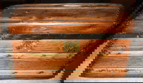 VICT. KEYHOLE TRUNK, 19TH C., H. 15" W. 26 1/2" D. 16"