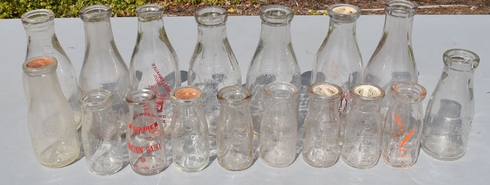 LARGE LOT ASSORTED ADVERTISING MILK BOTTLES, 19/20TH C.