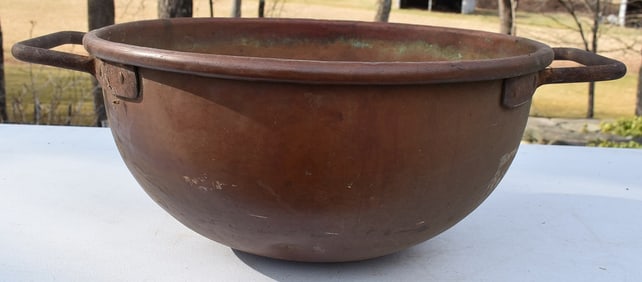 HUGE COPPER CANDY POT SIZE 18, 19TH C. (DOVETAILED)