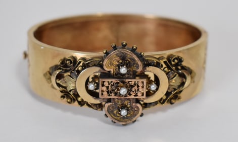 VICT 14KT YG DIAM. ENGRAVED PEARL INSET BANGLE BRACELET