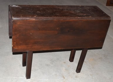 CHIPPENDALE MAHOGANY DROP LEAF TABLE, 18TH C.