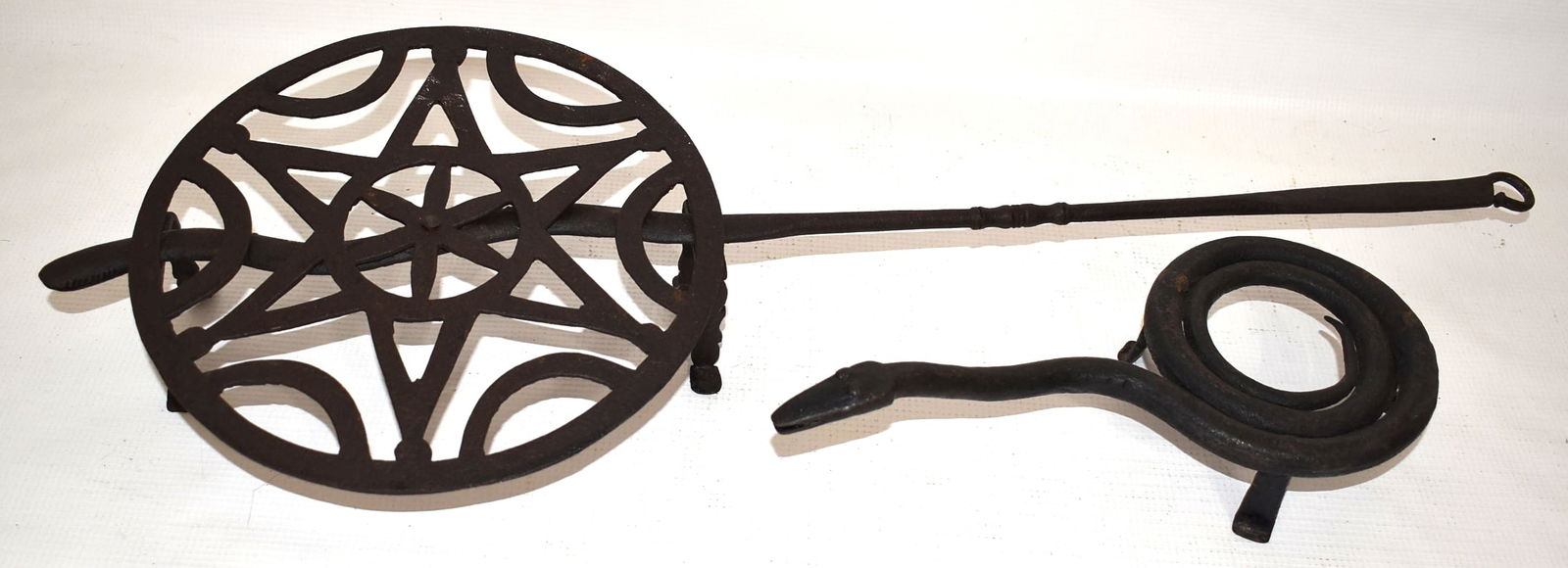 LOT (2) COUNTRY WROUGHT IRON TRIVETS/BROILER, 20TH C.: LOT (2) COUNTRY WROUGHT IRON TRIVETS/BROILER, 20TH C., L. 25"