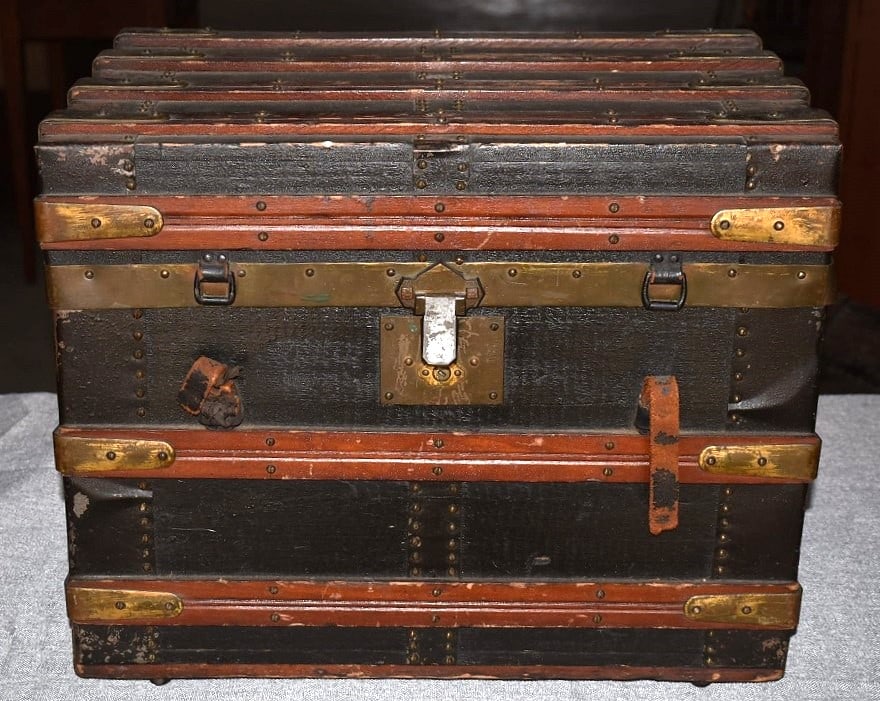 VICT. STEAMER 1/2 TRUNK, 19TH C., H. 15" W. 19" D. 15": VICTORIAN STEAMER 1/2 TRUNK, 19TH C., H. 15", W. 19", D. 15"