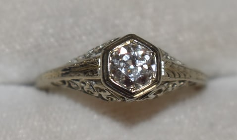 ART DECO 18KT WHITE GOLD/DIAMOND FILIGREE RING, C. 1920