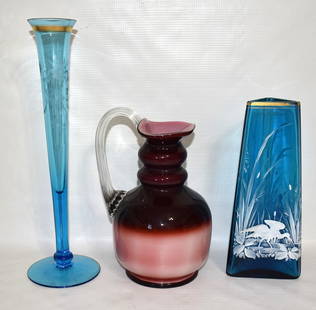(3) INCL. RARE BLUE HAWKES INTAGLIO BUD VASE, 19TH C.: LOT (3) INCL. RARE BLUE HAWKES INTAGLIO BUD VASE, 19TH C., H. TALLEST 12 5/8"
