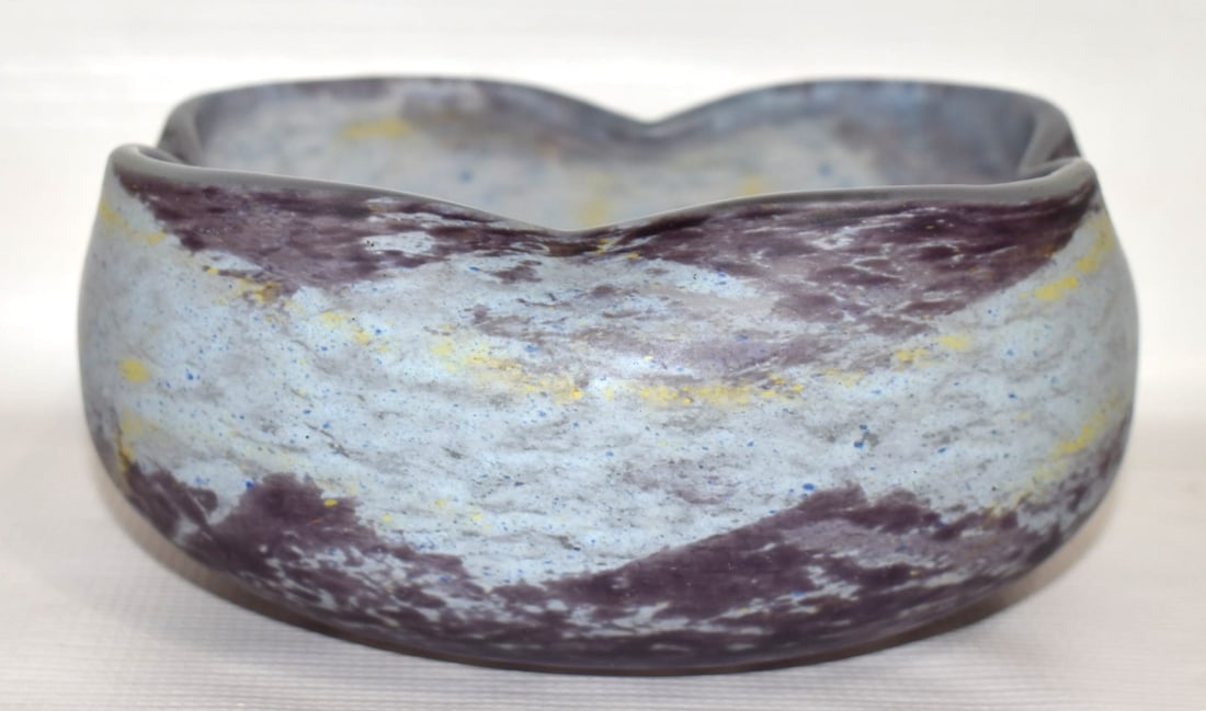 DAUM FRANCE ART GLASS CENTER BOWL (UNSIGNED) 20TH C.: DAUM FRANCE ART GLASS CENTER BOWL (UNSIGNED) 20TH C., H. 3 1/2", D. 8"