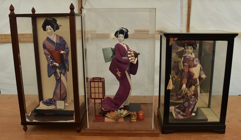 LOT (3) JAPANESE GEISHA GIRL DISPLAYS, 20TH C., H. 20"