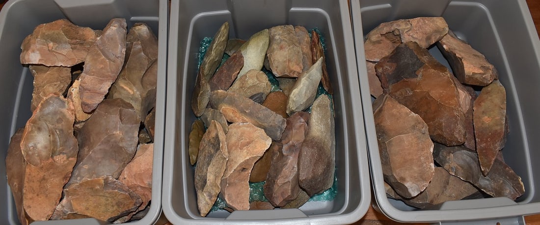 (3) TUBS ASSORTED RAW FLINT (SOME WORKED) (1 of 4)
