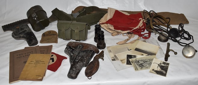 LOT ASSORTED MILITARY INCL. PATCHES/HOLSTER'S