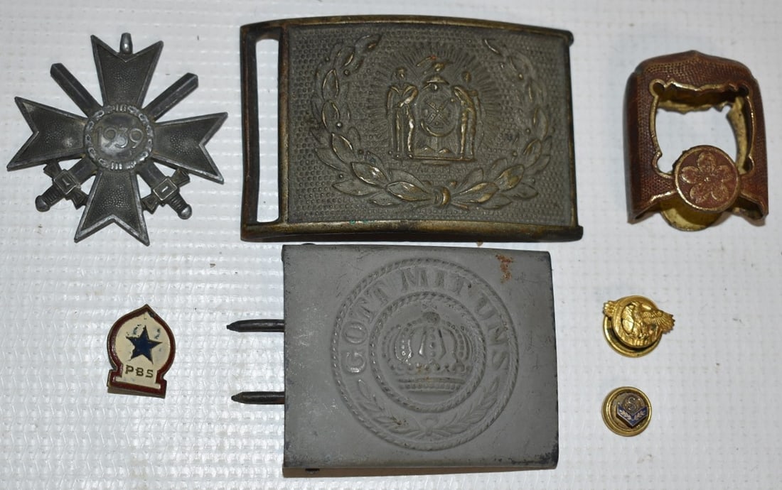 LOT MILITARY INCL. GERMAN BUCKLE/DOUBLE WOUND MEDAL: LOT ASSORTED MILITARY INCL. GERMAN BELT BUCKLE, GERMAN DOUBLE WOUND MEDAL 1939, ETC.