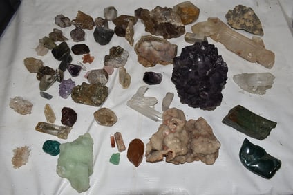 LOT ASSORTED MINERALS/CRYSTALS