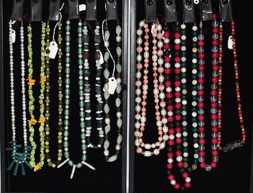 2 TRAYS NECKLACES INCL. PEARL/JADE/CORAL/MARBLE JADE