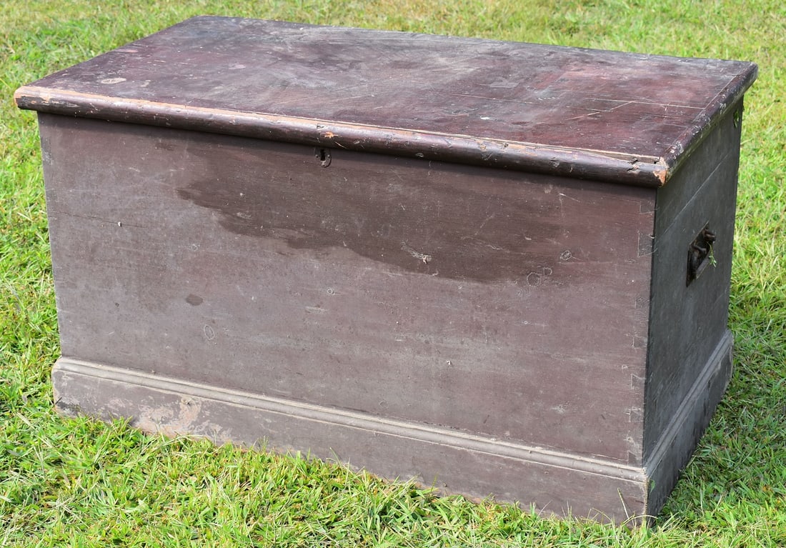 COUNTRY PAINTED PINE BLANKET BOX, 19TH C. (1 of 6)