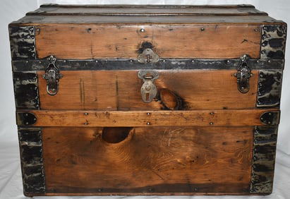 VICTORIAN STEAMER TRUNK, 19TH C., H. 24" W. 32" D. 20"
