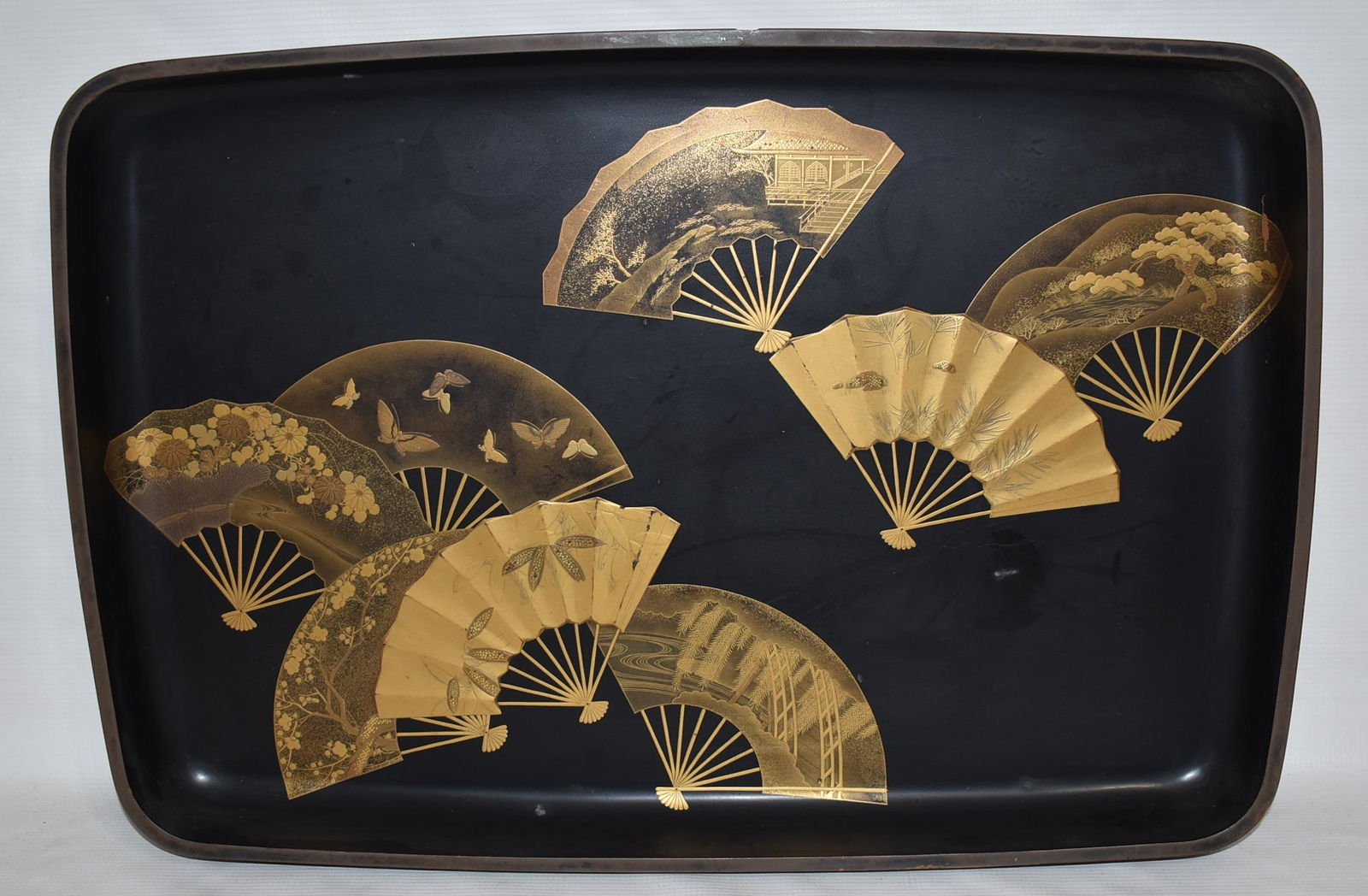 EXCEPTIONAL JAPANESE GOLD LACQUERED FAN TRAY SIGNED: EXCEPTIONAL JAPANESE GOLD LACQUERED FAN TRAY SIGNED W/SEAL MARK, C. 1920, H. 3" W. 16" D. 23"