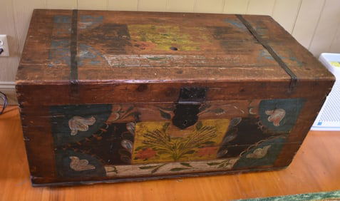 CONTINENTAL PAINTED IMMIGRANTS CHEST, 18/19TH C.