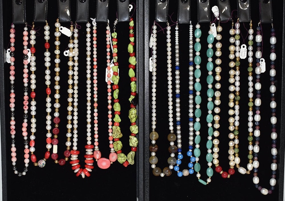 2 TRAYS NECKLACES INCL PEARL/CARNELIAN/JADE/PINK CORAL+ (1 of 5)