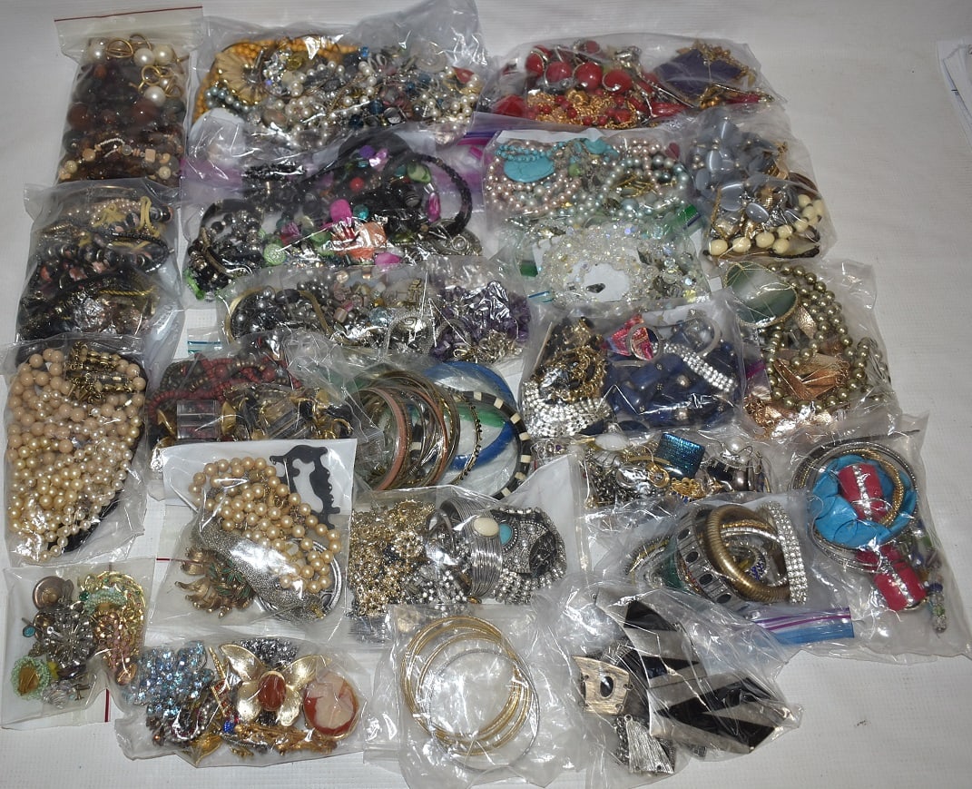 HUGE LOT ASSORTED CONTEMPORARY COSTUME JEWELRY, 20TH C. (1 of 9)