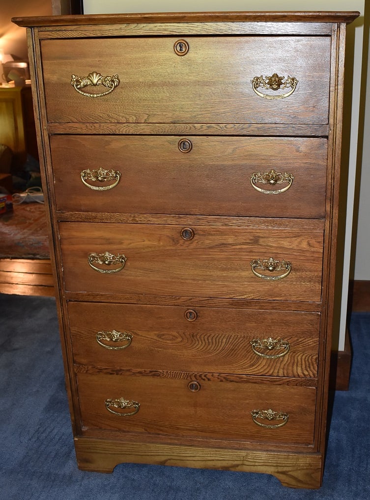 COUNTRY OAK TALL 5 DRAWER CHEST, 20TH C.: COUNTRY OAK TALL 5 DRAWER CHEST, 20TH C., H. 35" W. 28"