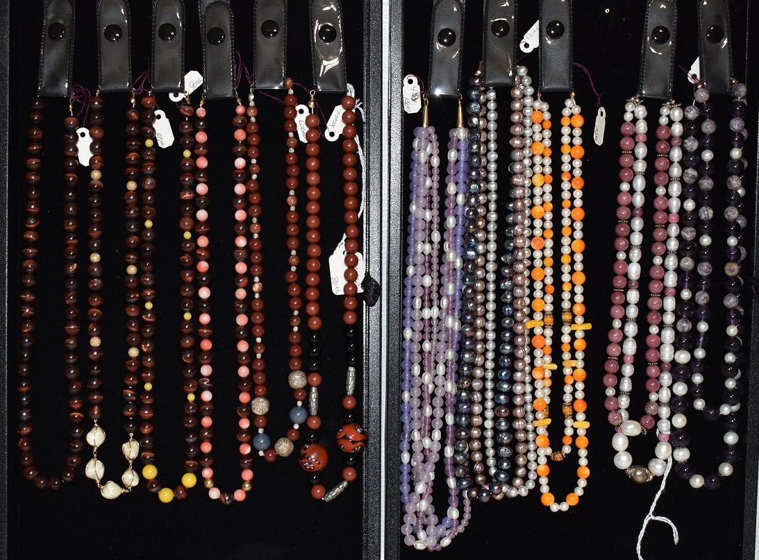 2 TRAYS ASST NECKLACES INCL. BLOODSTONE/PEARL/AMETHYST+: LOT (2) TRAYS ASSORTED NECKLACES INCL. BLOODSTONE, PEARL, AMETHYST, ETC., 20TH C.