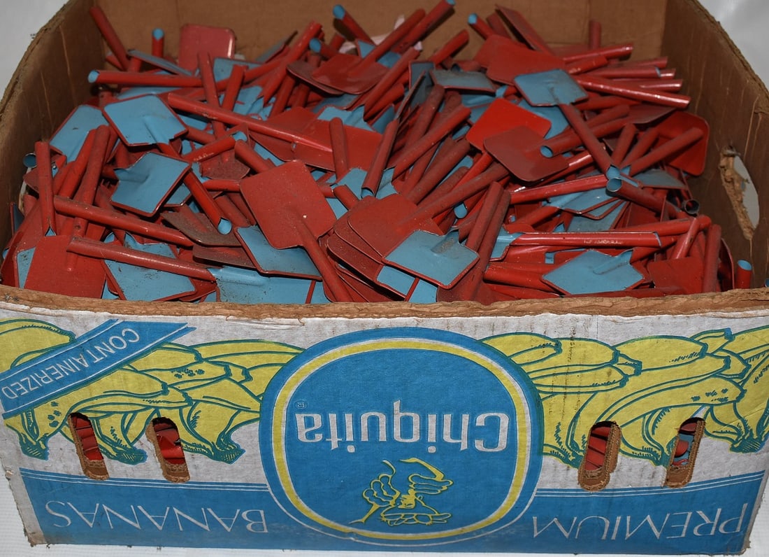 LARGE LOT ASSORTED SAND PAIL SHOVELS, C. 1950 (1 of 3)