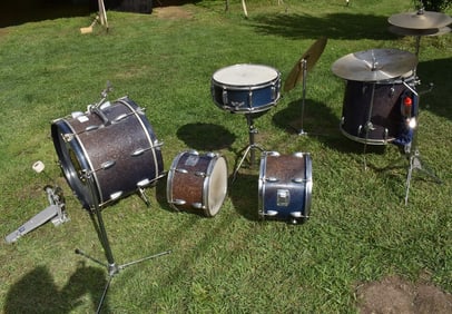LOT (8) VINTAGE REMO BLUE SPARKLE DRUM SET, C. 1960/70