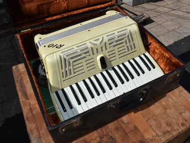 R10 ACCORDION JUNIOR MODEL W/CASE, C. 1960
