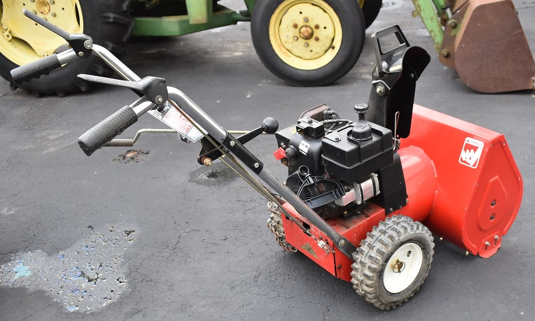 TORO MODEL 521 SNOW BLOWER (NEEDS SERVICE) (1 of 7)