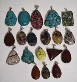 LARGE LOT ASSORTED HARDSTONE NECKLACE PENDANTS, 20TH C.