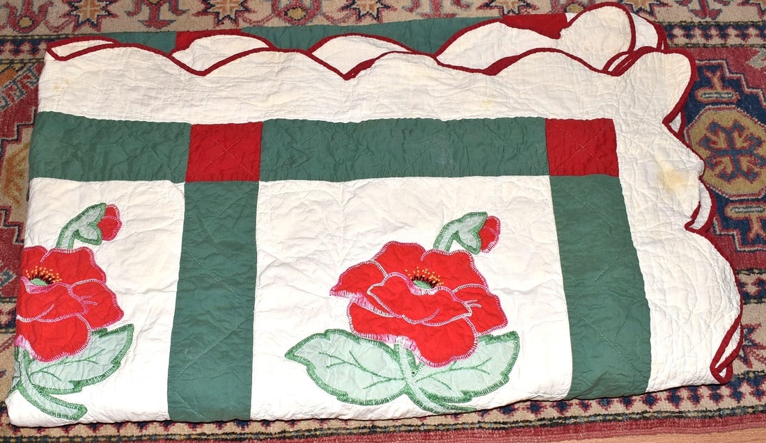 LARGE HANDMADE QUILT RED POPPY PATTERN, 20TH C.: LARGE HANDMADE QUILT RED POPPY PATTERN, 20TH C. , 68" X 90"