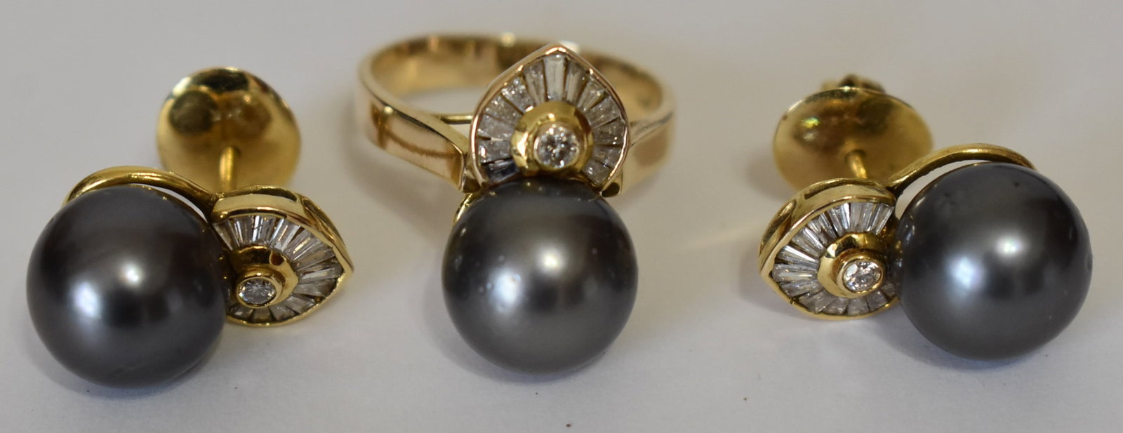 (2) ART DECO 14KT YELLOW GOLD/BLACK PEARL RING/EARRINGS: (2) ART DECO 14KT YELLOW GOLD/BLACK PEARL RING/EARRINGS, C. 1950, RING SZ. 8 1/2