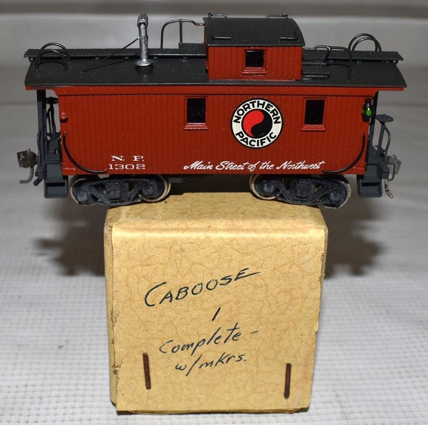 8 BRASS H.O. TRAINS INCL. RAIL CARS, TANKER, CABOOSE + - 10