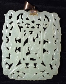 CHINESE 10 KT Y/G/CELADON JADE CARVED W/ BATS/FOLIAGE