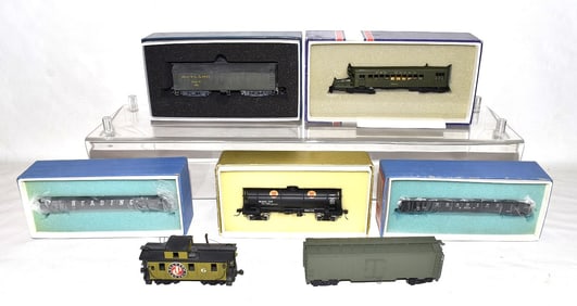 7 BRASS H.O. TRAINS INCL GONDOLA, TANKER, BOX CARS, ETC
