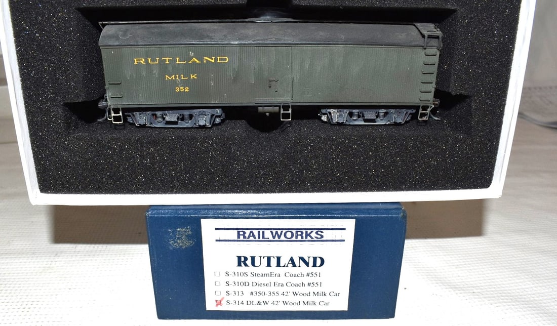 7 BRASS H.O. TRAINS INCL GONDOLA, TANKER, BOX CARS, ETC - 6